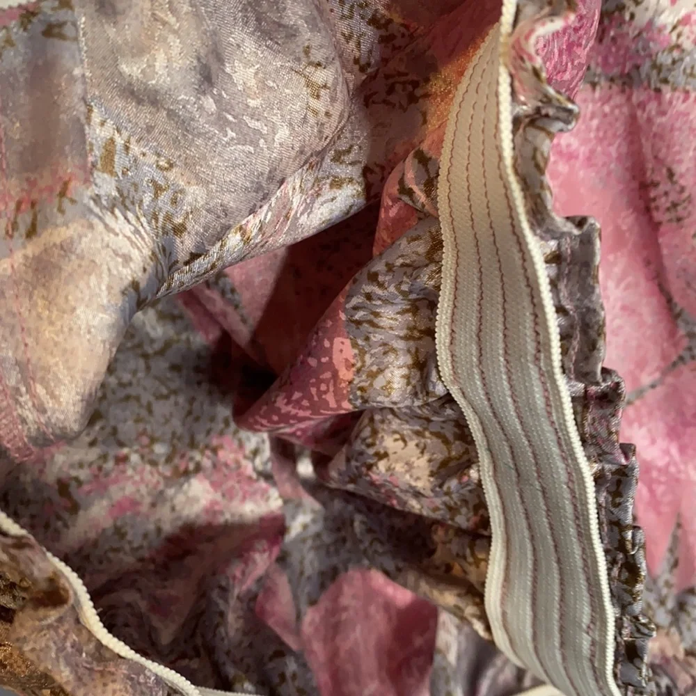 Vintage floral blouse exaggerated shoulder pads and pleated neckline - Picture 5 of 10